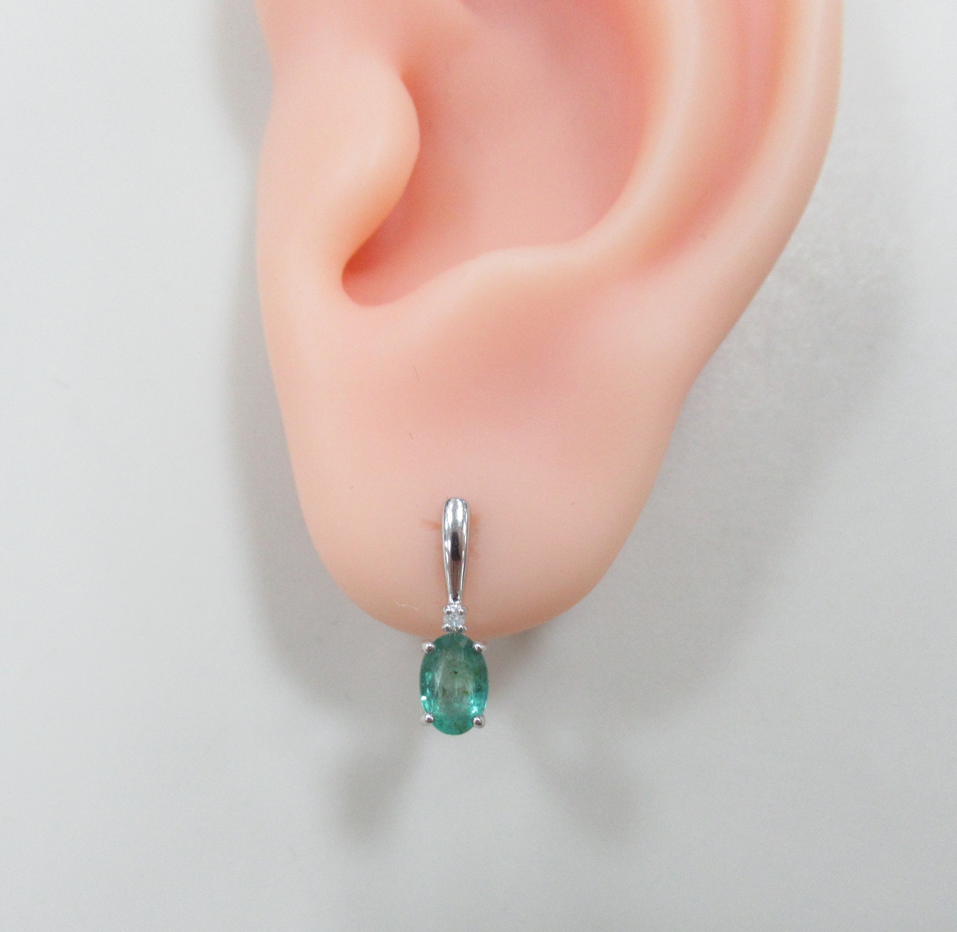 Серьги из белого золота с изумрудами